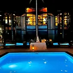 Clore & Hotel