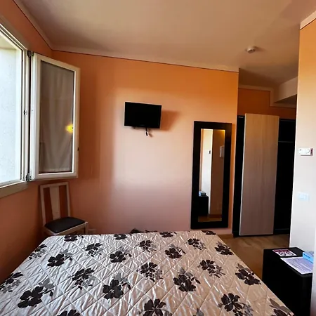 Clore & Hotel